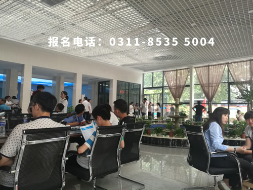 石家莊鐵路職業(yè)技工學(xué)校學(xué)費一年多少？
