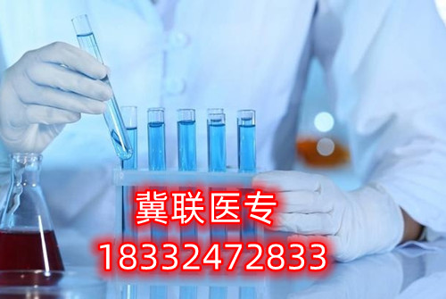 對于很多想要通過河北單招考試升學(xué)的家長和學(xué)生，往往感到為難的就是如何選擇大類方向。石家莊冀聯(lián)醫(yī)學(xué)中專學(xué)校單招升學(xué)熱門專業(yè)及院校推薦  石家莊冀聯(lián)醫(yī)學(xué)中專學(xué)校單招升學(xué)熱門專業(yè)及院校推薦  一方面是對大類招生政策的不了解，另一方面是感覺孩子太小，還不定性，盲目選擇怕將來孩子后悔。    考試七類是家長們眼中的熱門大類，護理是人氣最高的專業(yè)，優(yōu)秀院校：滄州醫(yī)學(xué)高等?？茖W(xué)校。下面于老師給大家介紹一下第七類醫(yī)藥衛(wèi)生(臨床醫(yī)學(xué)類專業(yè)除外)等所涉及專業(yè)。    單招考試第七類醫(yī)學(xué)類考試第七類：    醫(yī)藥衛(wèi)生(臨床醫(yī)學(xué)類專業(yè)除外)等所涉及專業(yè)    科目：語文150分+數(shù)學(xué)150分+化學(xué)100分+職業(yè)適應(yīng)性測試350分（1、我國當(dāng)前醫(yī)藥衛(wèi)生行業(yè)的特點和發(fā)展方向、醫(yī)藥衛(wèi)生行業(yè)的特點和工作內(nèi)容常識;2、生活中常見的基本疾病預(yù)防知識和疫情防控知識;3、國際、全國疾病防控宣傳日相關(guān)知識;4、醫(yī)學(xué)專業(yè)相關(guān)的社會人文常識。）    牽頭院校：滄州醫(yī)學(xué)高等?？茖W(xué)校    推薦院校：河北化工醫(yī)藥職業(yè)技術(shù)學(xué)院、滄州醫(yī)學(xué)高等?？茖W(xué)校、邢臺健康醫(yī)學(xué)院、承德護理職業(yè)學(xué)院、廊坊衛(wèi)生職業(yè)學(xué)院、唐山職業(yè)技術(shù)學(xué)院、河北女子職業(yè)技術(shù)學(xué)院    熱門專業(yè)：護理、醫(yī)學(xué)檢驗技術(shù)、醫(yī)學(xué)影像技術(shù)、助產(chǎn)、口腔醫(yī)學(xué)技術(shù)、心理咨詢、眼視光技術(shù)、藥學(xué)    2023年河北單招考試人數(shù)：約25300人    錄取率：58.47%    公辦錄取率：17.50%    大類解讀：熱門大類，男女生都可以報考，文理不限，專業(yè)技術(shù)性不強。      第七大類職業(yè)適應(yīng)性測試具體考試內(nèi)容：    1、我國當(dāng)前醫(yī)藥衛(wèi)生行業(yè)的特點和發(fā)展方向、醫(yī)藥衛(wèi)生行業(yè)的特點和工作內(nèi)容常識；    2、生物醫(yī)學(xué)基礎(chǔ)知識；    3、生活中常見的基本疾病預(yù)防知識和疫情防控知識；    4、國際、全國疾病防控宣傳日相關(guān)知識；    5、醫(yī)學(xué)專業(yè)相關(guān)的社會人文常識。      一、護理    就業(yè)方向：主要面向各級各類醫(yī)療衛(wèi)生系統(tǒng)和社區(qū)衛(wèi)生服務(wù)機構(gòu)，從事臨床護理、健康保健工作，就業(yè)度好。    二、醫(yī)學(xué)檢驗技術(shù)    就業(yè)方向：主要面向各級醫(yī)院檢驗科、血庫，各級疾病預(yù)防控制中心、血站、檢驗檢疫、計劃生育服務(wù)等機構(gòu)，以及各種獨立實驗室、醫(yī)學(xué)生物試劑生產(chǎn)經(jīng)營企業(yè)，從事醫(yī)學(xué)檢驗等工作。    三、醫(yī)學(xué)影像技術(shù)    就業(yè)方向：主要面向各級醫(yī)療衛(wèi)生機構(gòu)及體檢中心等部門從事醫(yī)學(xué)影像工作。    四、助產(chǎn)    就業(yè)方向：主要面向各級綜合性醫(yī)院和婦幼保健院（所）、婦幼保健管理機構(gòu) ，以及孕婦學(xué)校、親子活動中心和月嫂培訓(xùn)中心等社區(qū)婦幼保健機構(gòu)組織，從事助產(chǎn)、臨床護理、計劃生育和婦幼保健管理及服務(wù)等工作。  五、口腔醫(yī)學(xué)技術(shù)    就業(yè)方向：方向一∶口腔治療技術(shù)方向 主要面向各級口腔醫(yī)療機構(gòu)及口腔醫(yī)療相關(guān)機構(gòu)，在醫(yī)師助手、口腔咨詢等崗位群，從事口腔常見病和多發(fā)病的輔助治療與服務(wù)等工作。    方向二∶口腔修復(fù)工藝方向 主要面向口腔修復(fù)制作行業(yè)各級義齒加工企業(yè)、醫(yī)療機構(gòu)口腔技工室及口腔醫(yī)療相關(guān)機構(gòu)，在口腔修復(fù)、技術(shù)管理等崗位群，從事口腔修復(fù)體制作、技術(shù)管理與服務(wù)等工作。  石家莊冀聯(lián)醫(yī)學(xué)中等專業(yè)學(xué)校電話：0311-87368833； 18332472833（同微信）  石家莊冀聯(lián)醫(yī)學(xué)中專學(xué)?？焓痔枺簐18332472833